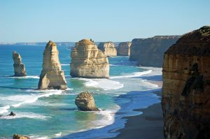 Kalkstein-Felsen ragen an der Australiens aus dem Meer.